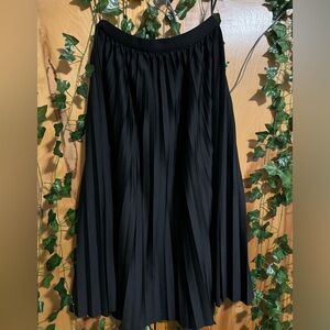 Black simple pleated skirt